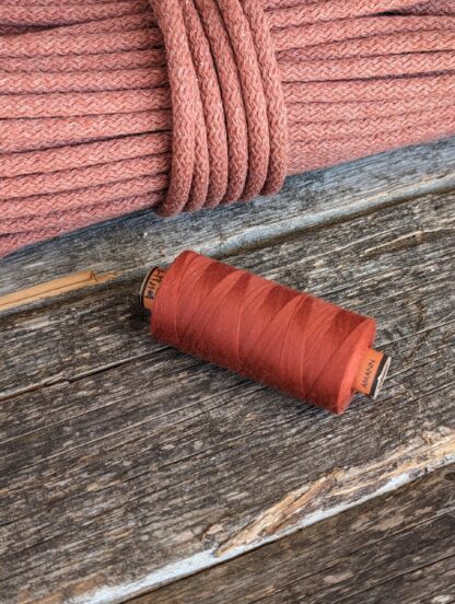 Sewing thread (116) as Terracotta