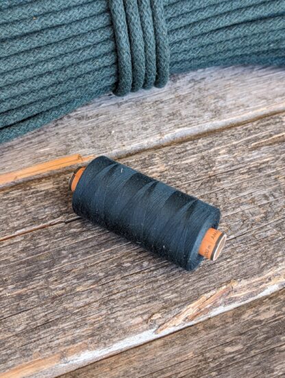 Sewing thread (146) as Monstera
