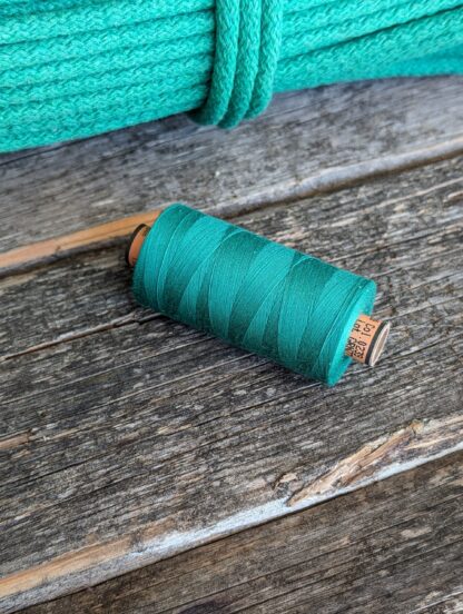 Sewing thread (145) as Emerald